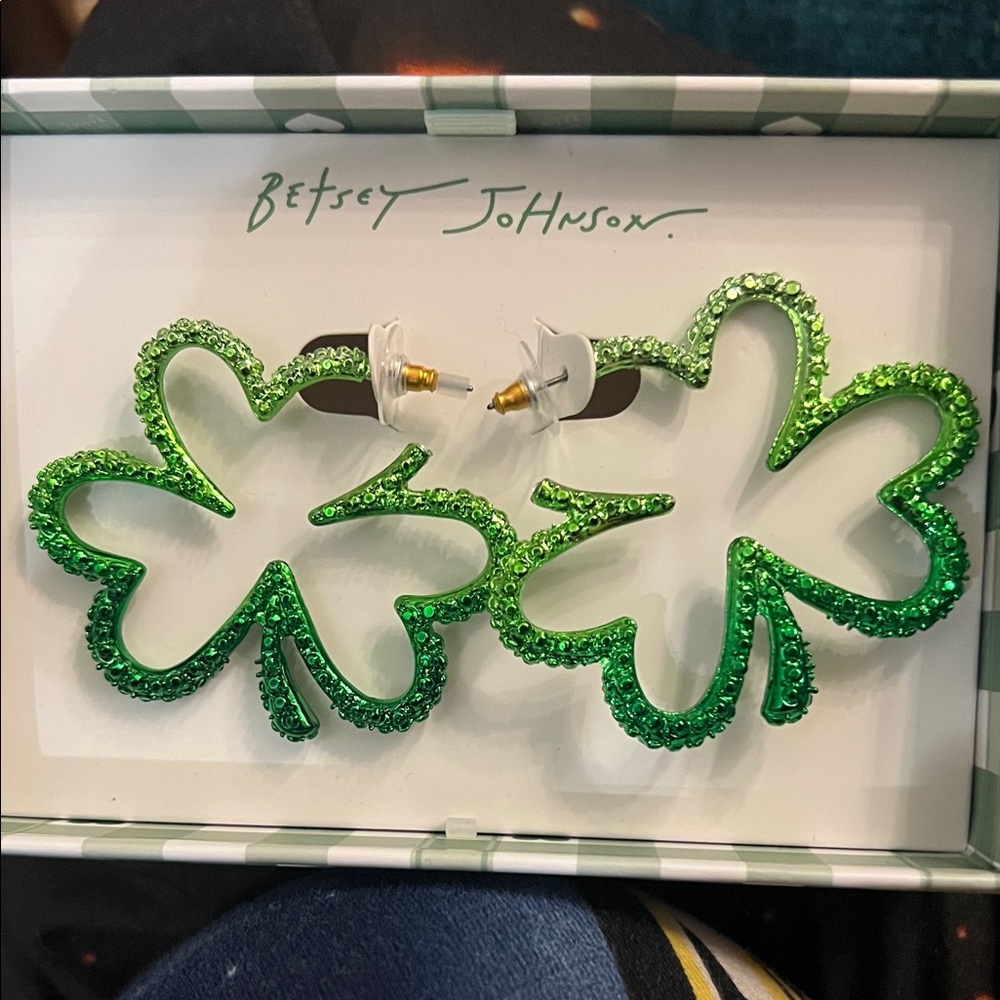 👽gotta keep em👽Betsey Johnson- 🍀 Emerald Green Shamrock Earrings